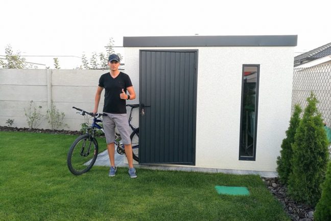 Zákazník pri montovanom záhradnom domčeku GARDEON