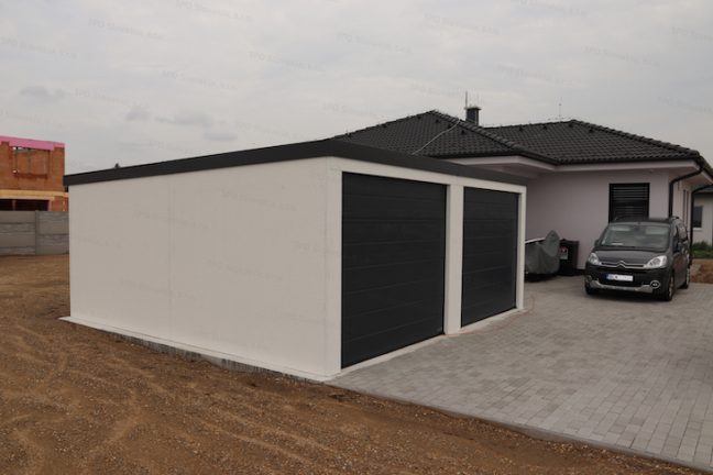 Dvojgaráž GARDEON v bielej omietke s dvomi garážovými bránami Hormann