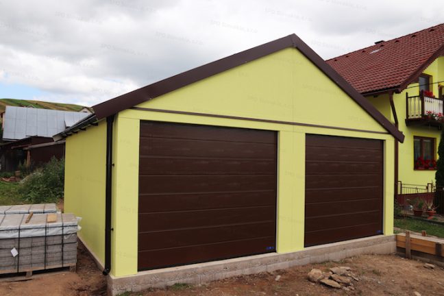 Dvojgaráž GARDEON v žltej omietke s hnedými bránami Hormann