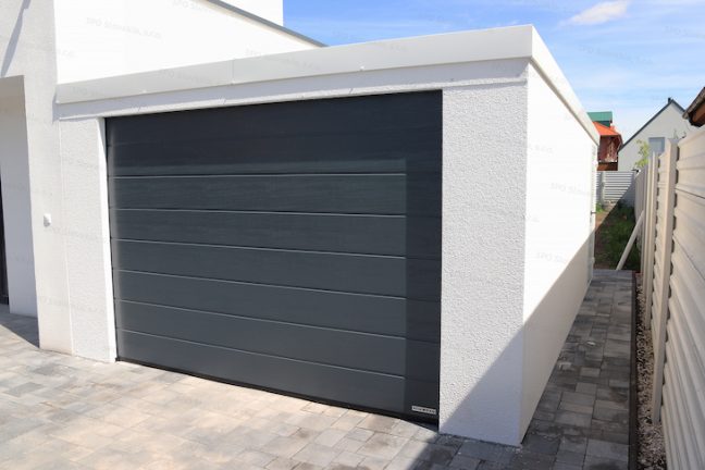 Garáž GARDEON pre jedno auto pri rodinnom dome