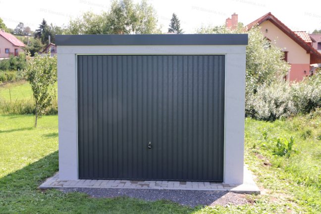 Garáž GARDEON v svetlo-sivej omietke s antracitovou garážovou bránou
