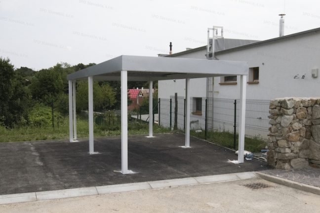 Montovaný prístrešok GARDEON v bielej farbe s atikou vo farbe biely hliník