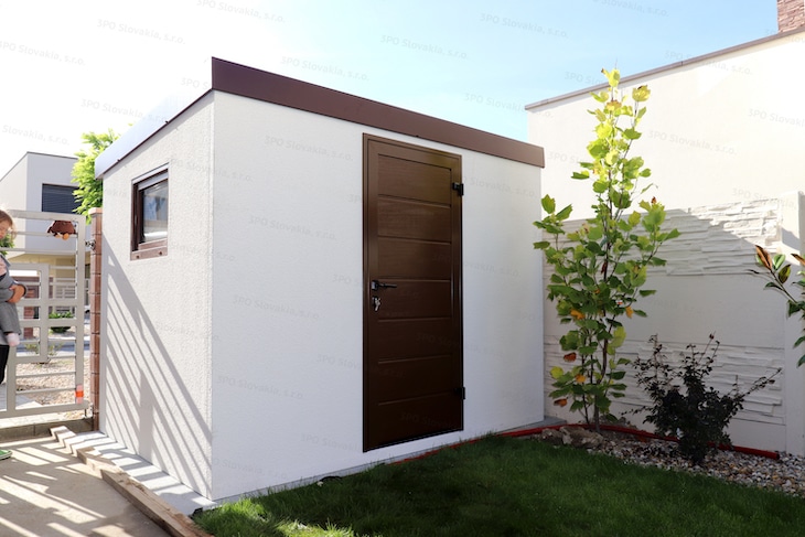 Montovan&yacute; z&aacute;hradn&yacute; domček GARDEON v bielej omietke s hned&yacute;mi dverami Hormann LPU42