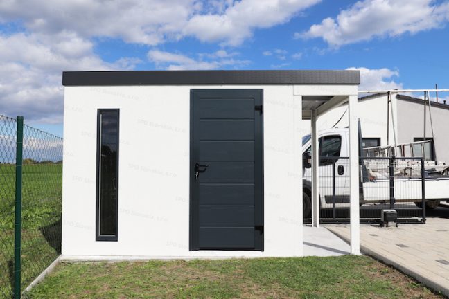 Oceľový záhradný domček GARDEON v bielej omietke s prístreškom na drevo