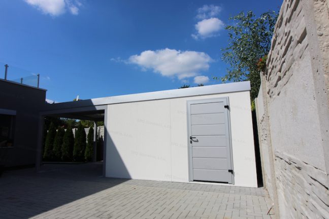 Záhradný domček GARDEON v bielej omietke s dverami vo farbe biely hliník