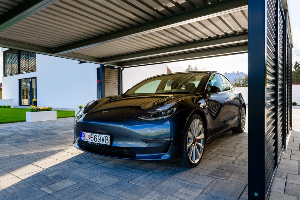 Tesla v prístrešku SIEBAU v antracitovej farbe