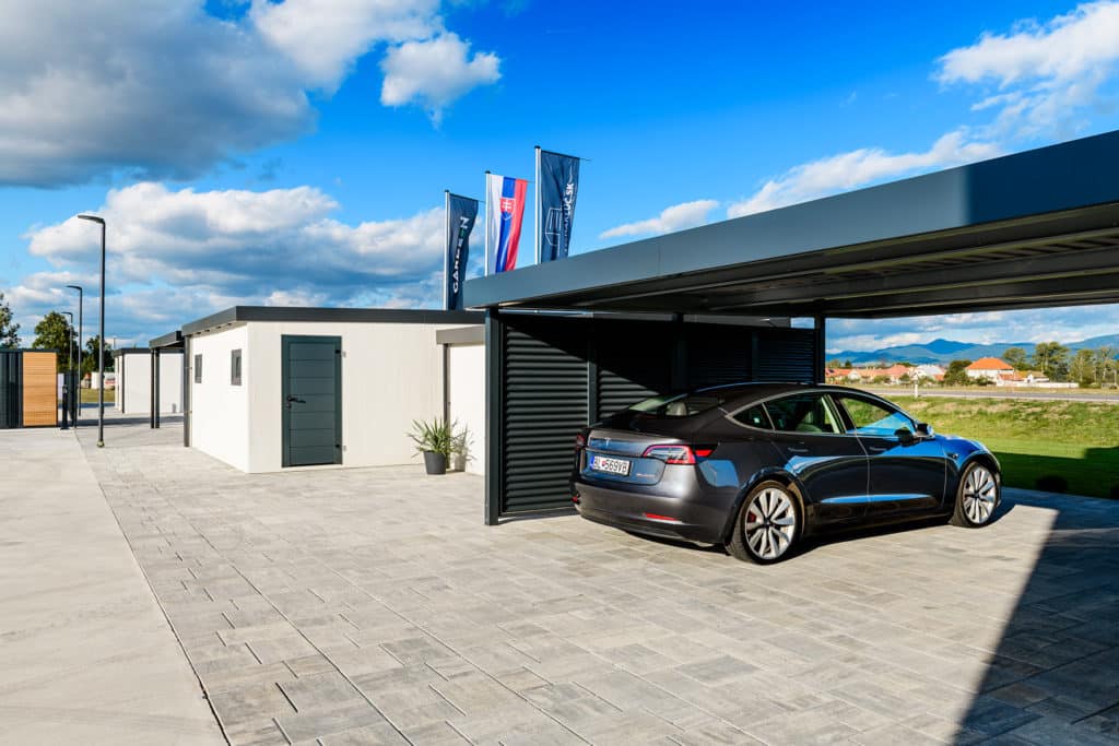 Tesla v pr&iacute;stre&scaron;ku SIEBAU pre dve aut&aacute; v antracitovej farbe