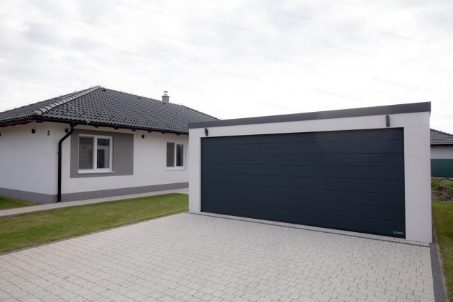 Dvojgaráž GARDEON pri rodinnom dome s valbovou strechou