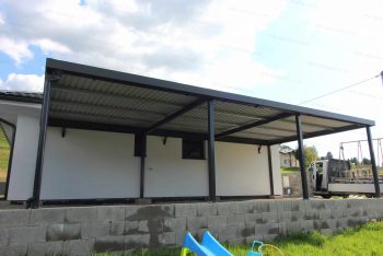 Oceľový prístrešok GARDEON v antracitovej farbe pri rodinnom dome