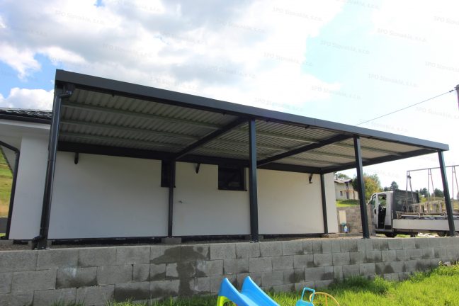 Oceľový prístrešok GARDEON v antracitovej farbe pri rodinnom dome