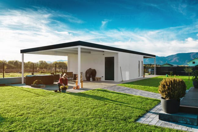 Montovaná garáž GARDEON s prístreškom na zadnej strane