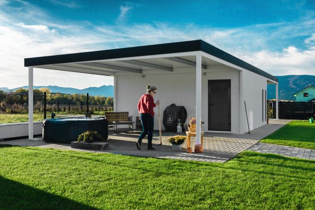 Montovaná garáž s prístreškom na posedenie