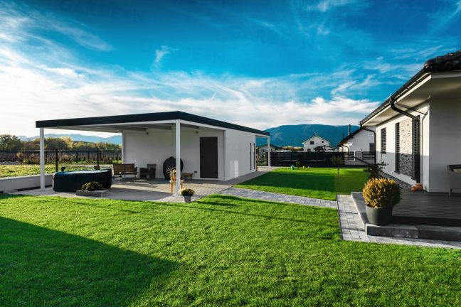 Montovaná garáž s rovnou strechou pri rodinnom dome