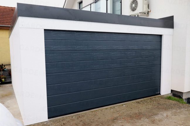 Garáž pre dve autá opretá o rodinný dom