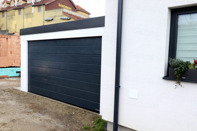 Moderná dvojgaráž pri rodinnom dome