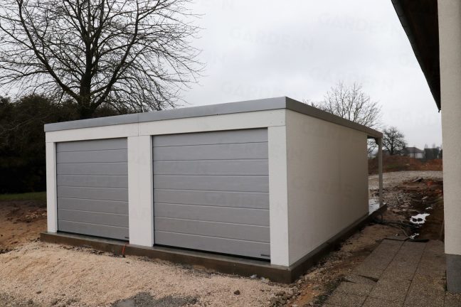 Garáž pre dve autá v bielej farbe so sivou strechou