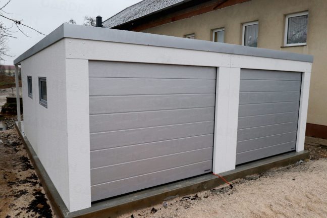 Dvojgaráž so sivými segmentovými bránami Hormann