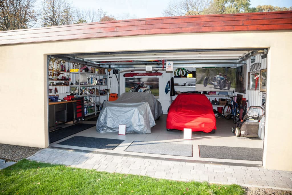 Garáž GARDEON pre dve autá v béžovej omietke