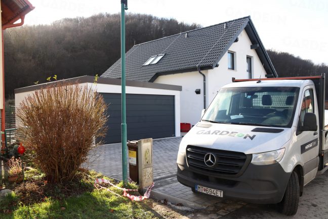 Montovaná dvojgaráž GARDEON pri rodinnom dome