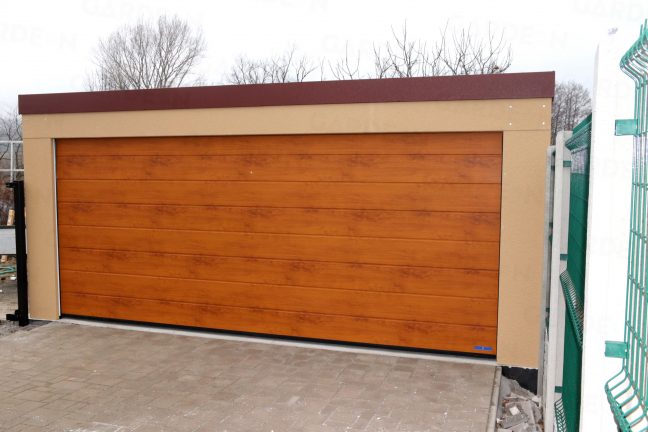 Dvojagráž s bránou Hormann vo farbe zlatý dub