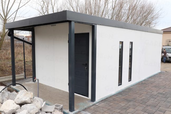 Zadná strana garáže pre jedno auto s prístreškom