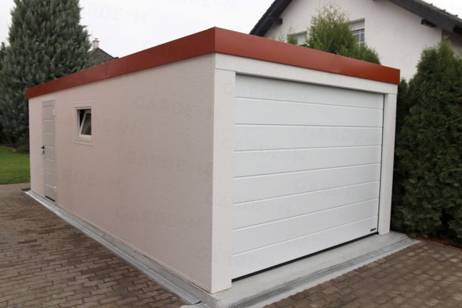 Jednogaráž v bielej omietke s červenou strechou