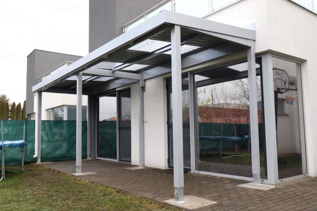 Dizajnová pergola v sivej farbe pri rodinnom dome
