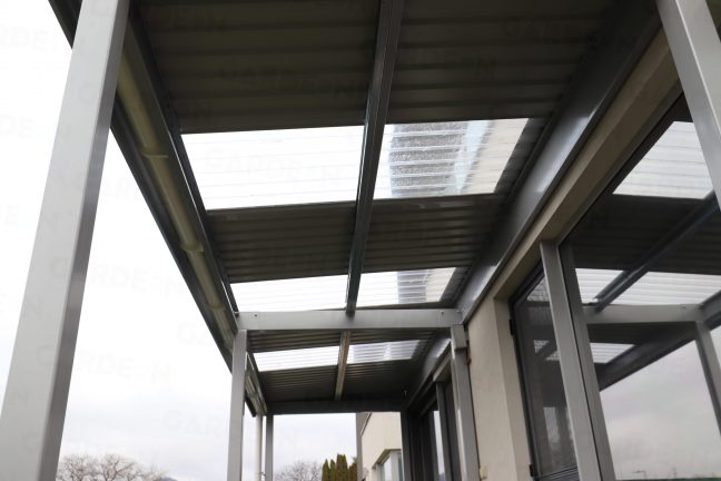 Polykarbonátová strešná krytina zo spodnej strany