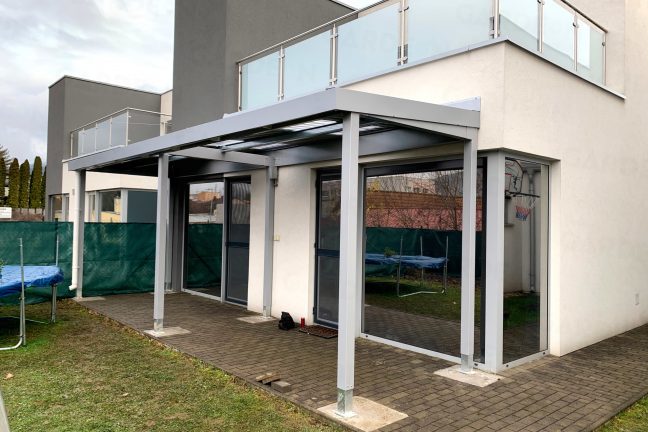 Záhradná pergola v sivej farbe pri rodinnom dome