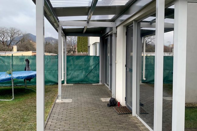 Montovaná pergola v sivej farbe pri rodinnom dome