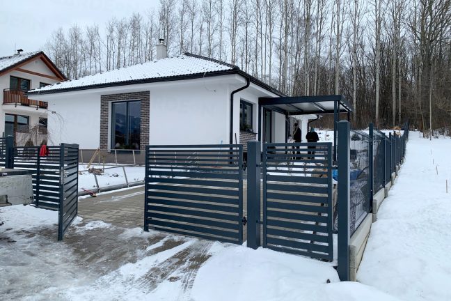 Montovaná pergola pri dome s valbovou strechou