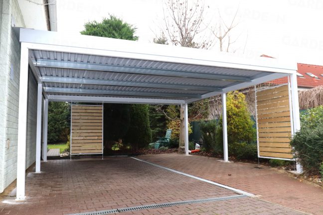 Oceľový dvojprístrešok v bielej omietke s rovnou strechou