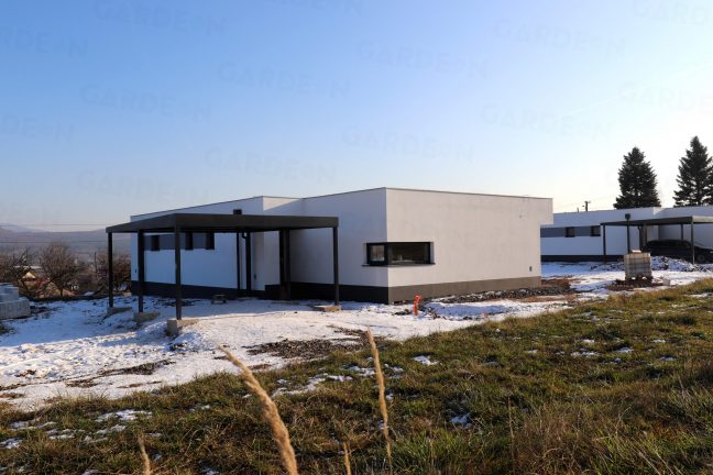 Prístrešok pre auto pri modernom rodinnom dome