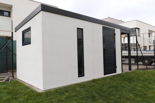 Záhradný domček na náradie v bielej omietke