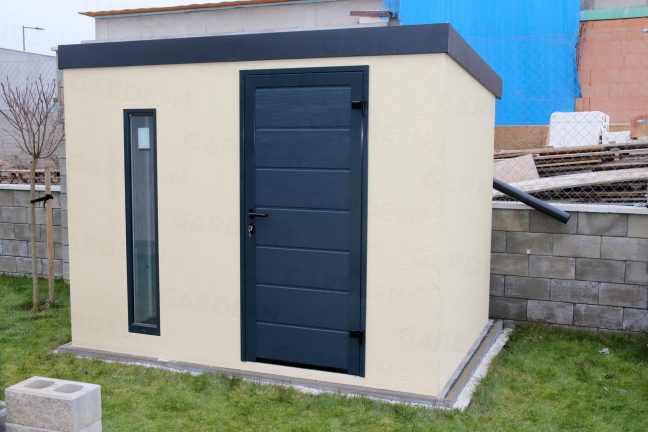 Záhradný domček na náradie v pieskovej omietke