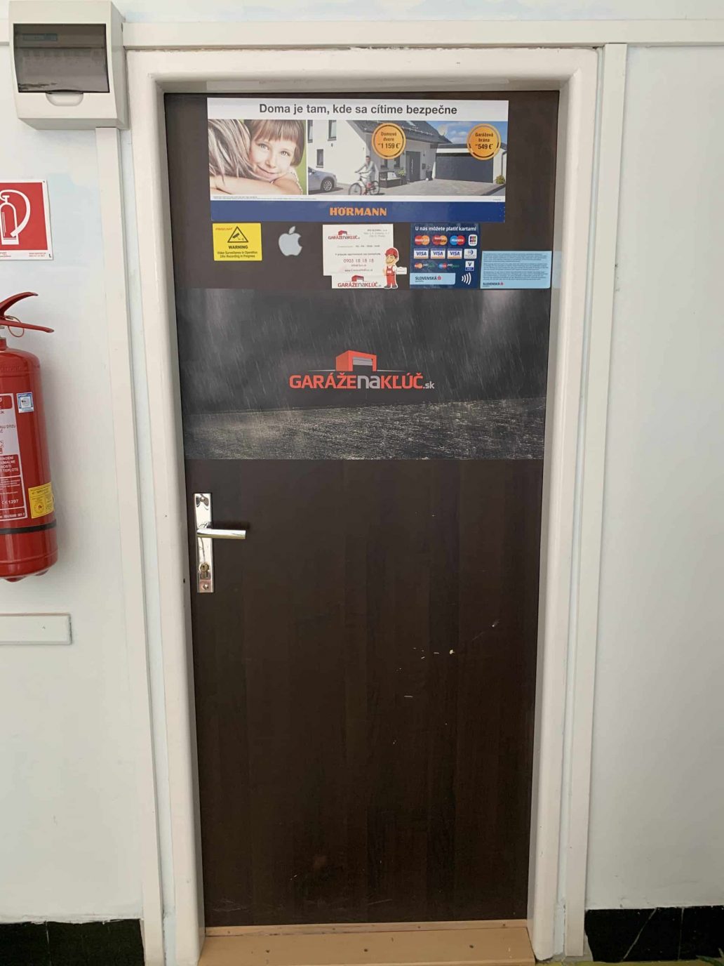 Vchodové dvere do kancelárie