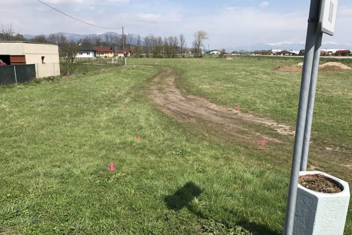 Pole označenie pozemku na showroom