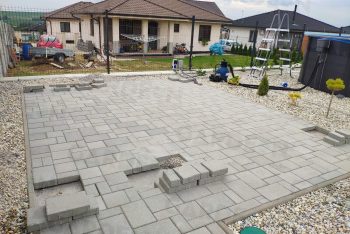 Betónové pätky pod zámkovou dlažbou