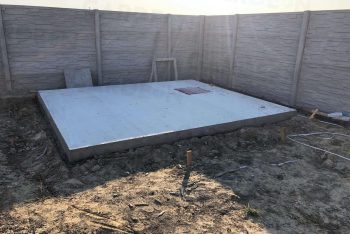 Betónová platňa s poklopom na kanalizáciu