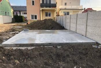 Betónová platňa pri plote