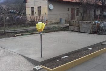 Betónová platňa s elektrinou v rohu