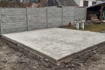 Betónová platňa a betónový plot