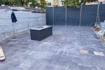 Zámková dlažba s pätkami zarovno dlažby