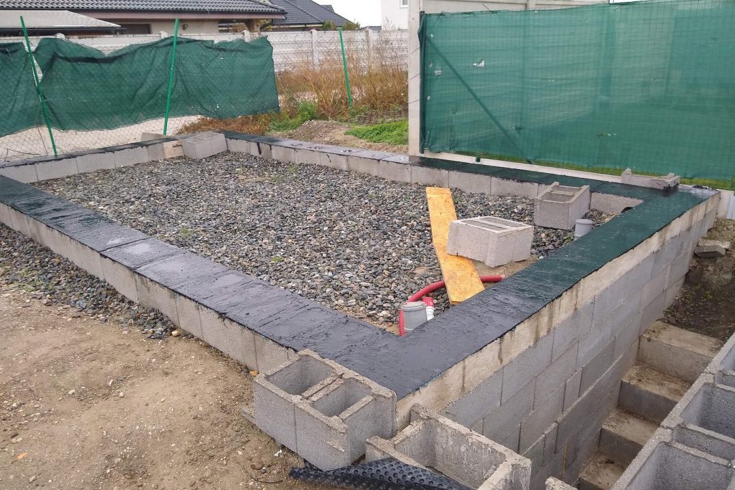 Obvodový múrik z betónu