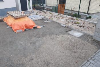 Betónové pätky pod zámkovou dlažbou