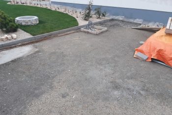 Betónové pätky pod zámkovou dlažbou