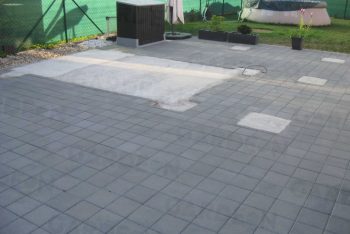 Betónové pätky v zámkovej dlažbe