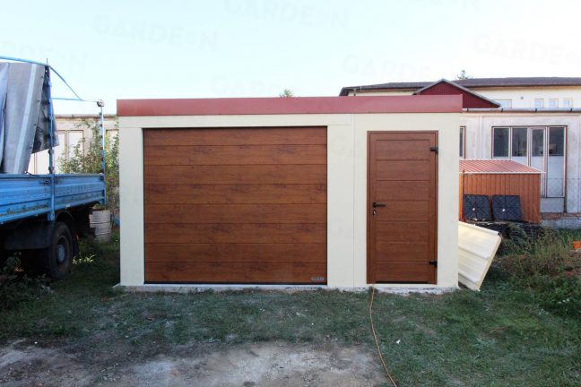 Garáž pre jedno auto s bočným skladom