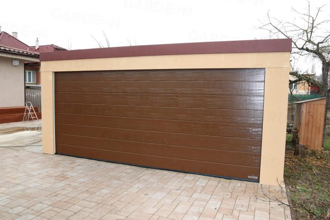 Garáž pre dve autá s hnedou garážovou bránou
