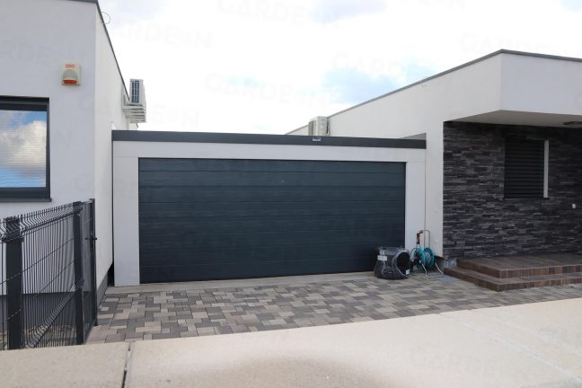Dvojgaráž v bielej omietke s antracitovou garážovou bránou